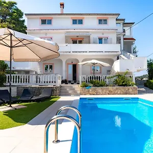 Lores Apartment